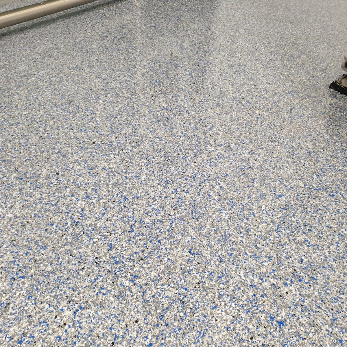 Plastifloor MMA 418 self-leveling floor with membrane and flakes
